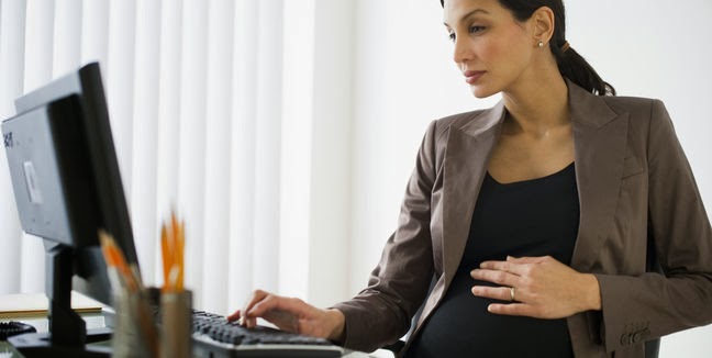 Mujer-embarazada-computadora MUJIMA20110216 0021 6 1